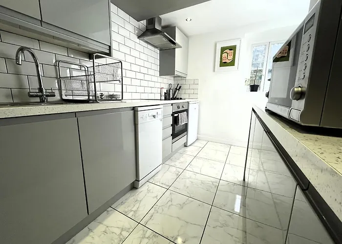 Contemporary Garden Flat In Clifton