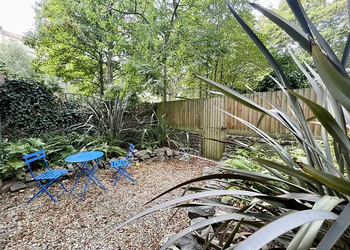 Contemporary Garden Flat In Clifton